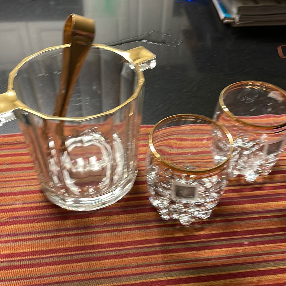 Small Ice Bucket and 2 cocktail glasses. Very retro 🐤🐤